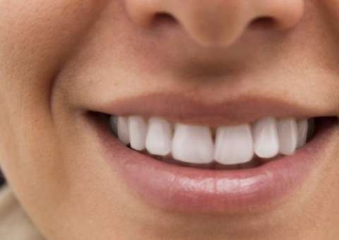 Sorrir faz pessoas parecerem mais velhas, diz estudo