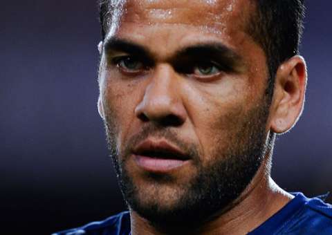 Filha de Maradona se irrita com Daniel Alves e escreve carta de protesto