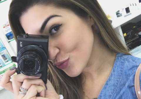  Nos EUA, Vivian Amorim rebola em supermercado ao som de 'Paradinha' de Anitta 