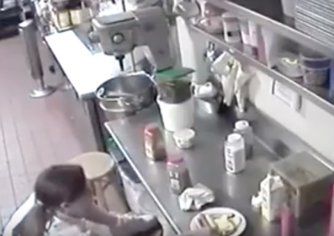 Vídeo flagra garçonete colocando salsicha de kikão na vagina antes de servir cliente