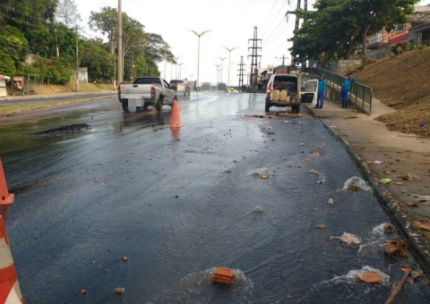 Tubulação rompe e deixa avenida alagada em Manaus