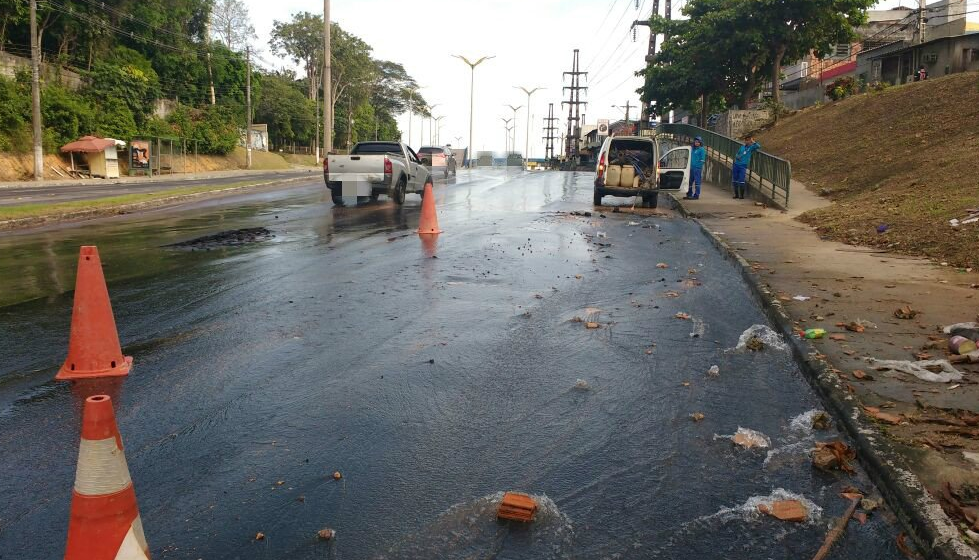 Tubulação rompe e deixa avenida alagada em Manaus