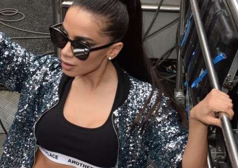 Anitta exibe corpo sarado na Parada LGBT e treme muito o bumbum; assista