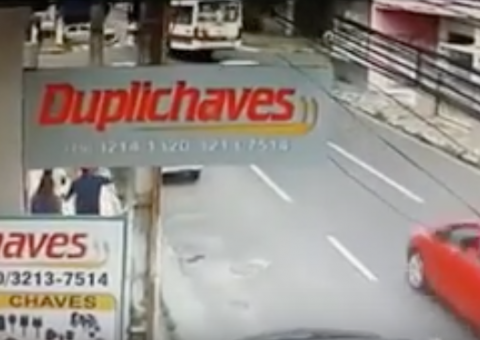 Vídeo registra momento de colisão entre carro e ônibus que matou ex-vocalista do 'Cavaleiros do Forró' 