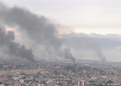 Sete ônibus são incendiados no Rio após ação da PM contra o tráfico de drogas