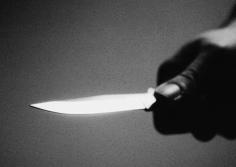 Populares espancam homem por matar esposa a facadas em Manaus