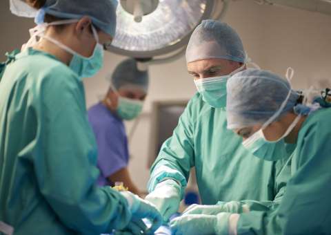 Homem tem testículo errado retirado em cirurgia e será indenizado em milhões