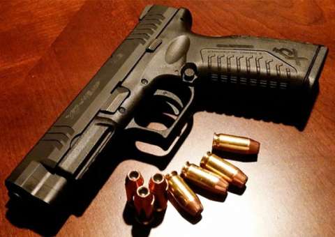 Após discussão, homem atira na cabeça da namorada de 15 anos