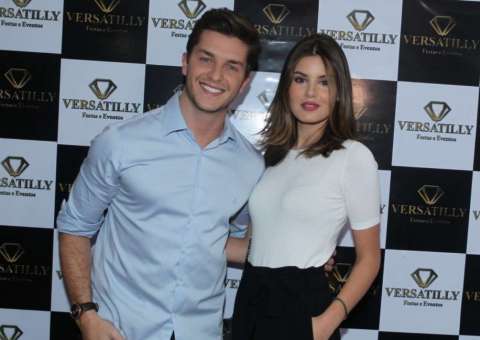 Klebber Toledo pede Camila Queiroz em casamento em festa de aniversário