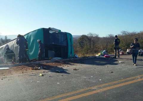 Acidente com ônibus clandestino mata 10 e deixa 18 feridos em Salinas
