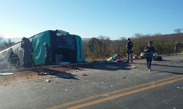 Acidente com ônibus clandestino mata 10 e deixa 18 feridos em Salinas