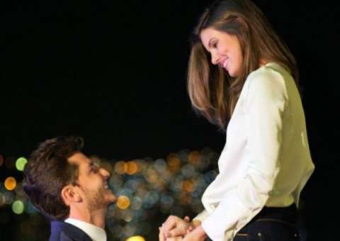 Klebber Toledo mostra foto de pedido de casamento e Camila Queiroz exibe anel