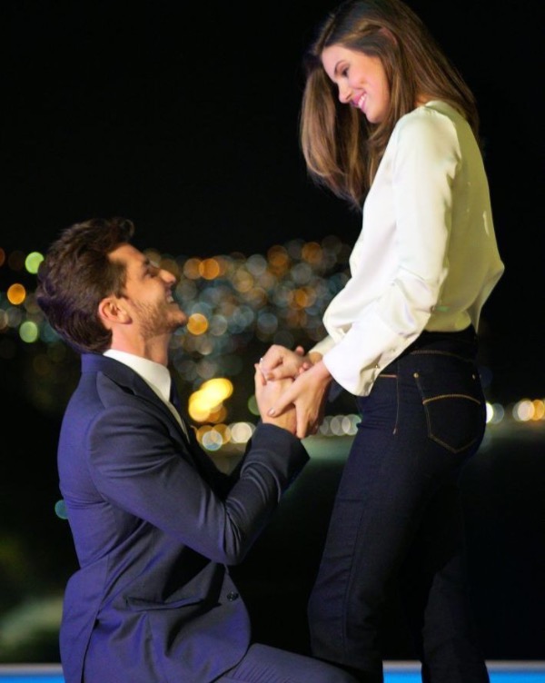 Klebber Toledo mostra foto de pedido de casamento e Camila Queiroz exibe anel