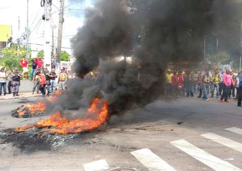 Fogo, tiro e confusão marcam protesto de taxistas e mototaxistas em Manaus