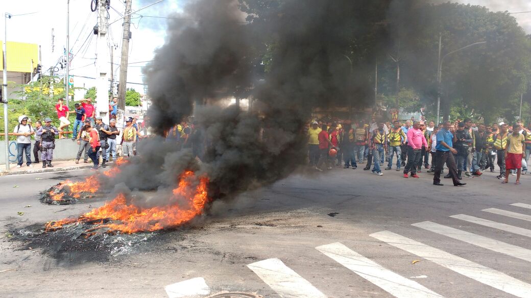 Fogo, tiro e confusão marcam protesto de taxistas e mototaxistas em Manaus