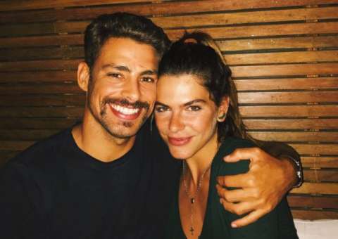 Cauã Reymond enche namorada de elogios e diz que casamento sairá em breve