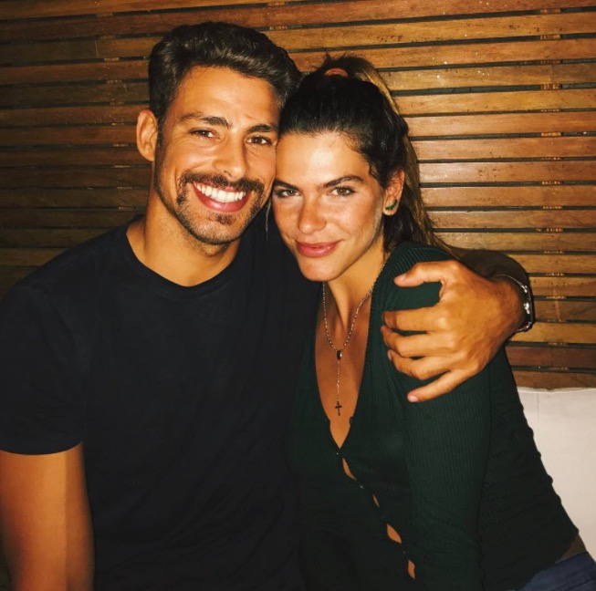 Cauã Reymond enche namorada de elogios e diz que casamento sairá em breve