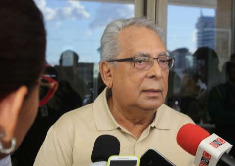 'Temos que arrumar a casa' afirma Amazonino durante registro de candidatura no TRE-AM