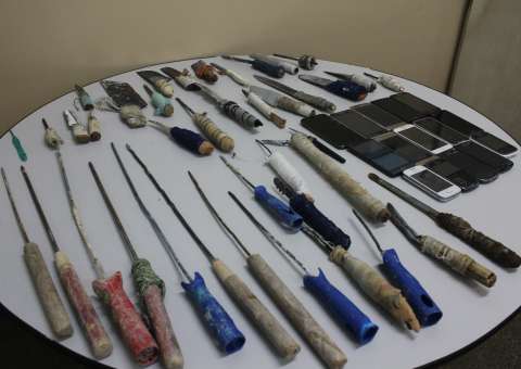 40 estoques e 15 celulares são apreendidos durante revista na UPP