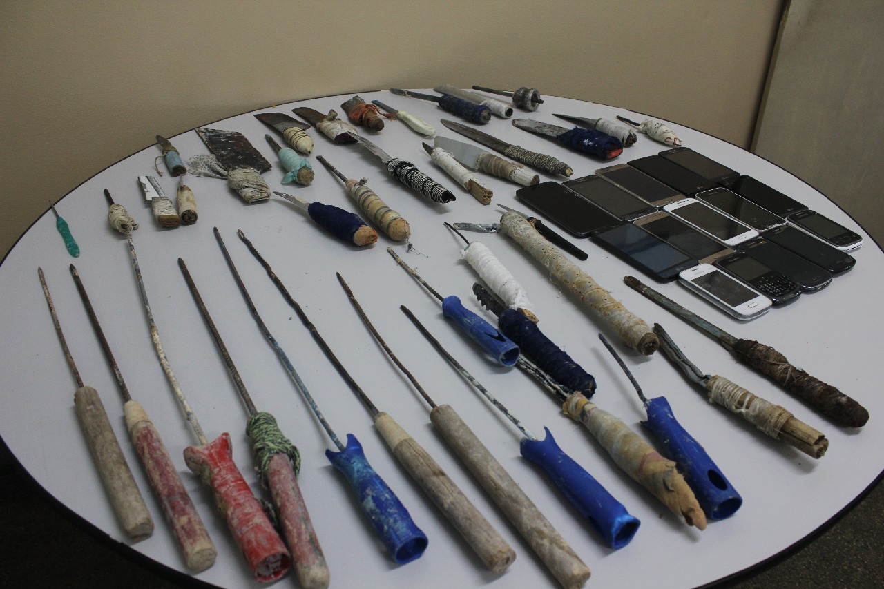 40 estoques e 15 celulares são apreendidos durante revista na UPP