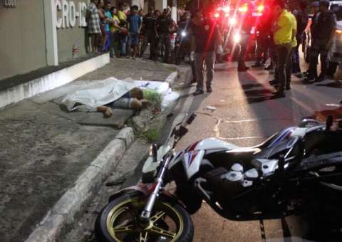 Homem é morto a tiros na frente da namorada em Manaus