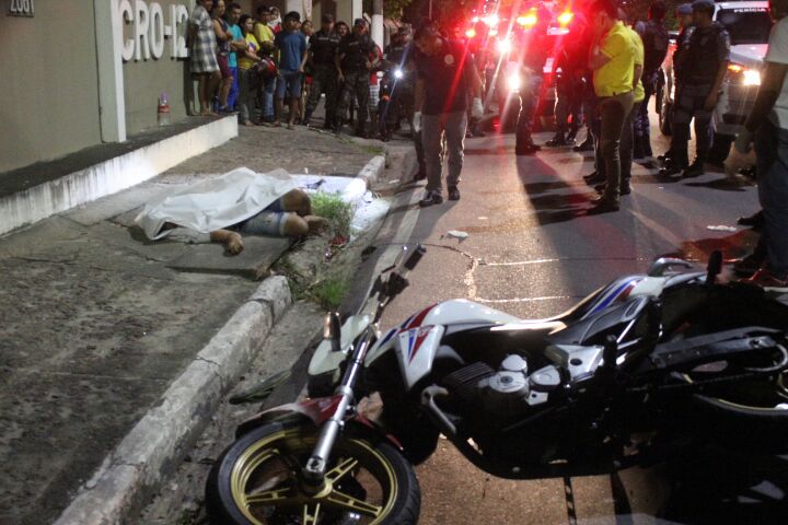 Homem é morto a tiros na frente da namorada em Manaus