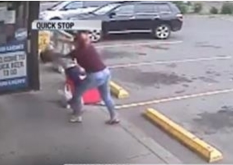 Mulher ataca garota de 12 anos após namorado dar em cima da adolescente