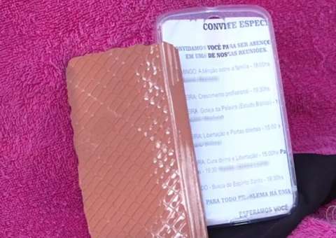 Homem compra celular e recebe no lugar um pedaço de azulejo