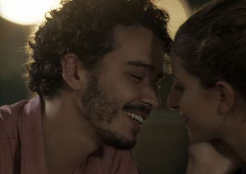 ‘A Força do Querer’: Cláudio se declara para Ivana e ela decide perder a virgindade com ele