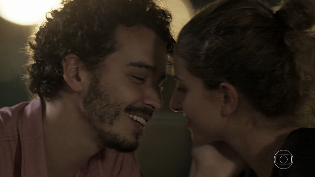 ‘A Força do Querer’: Cláudio se declara para Ivana e ela decide perder a virgindade com ele