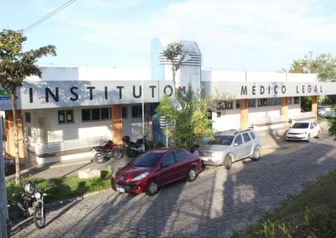 Com bebê no colo, homem é assassinado a tiros em Manaus