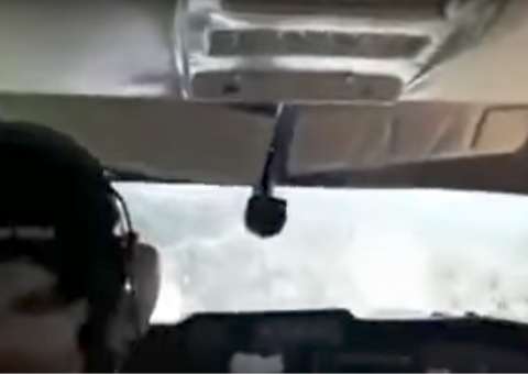 Homem consegue gravar momento em que avião entra em pane e caí dentro de rio 