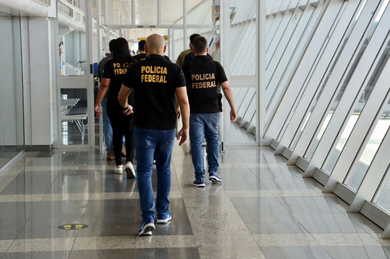 PF prende três homens que tentavam enviar explosivos em avião comercial