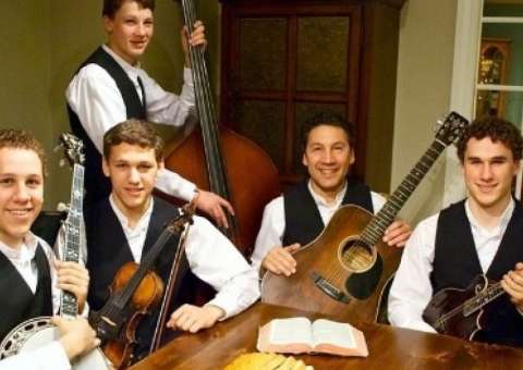 Músico de reality show é suspeito de matar mãe e irmão a tiros de espingarda