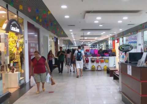 Shopping de Manaus realiza bazar de arraial com descontos de até 70%