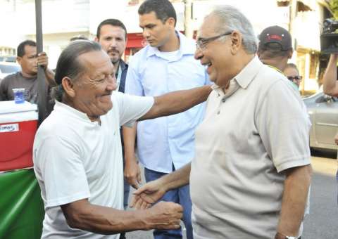 Candidato ao governo, Amazonino Mendes é recebido com festa por feirantes em Manaus