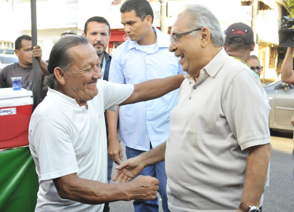 Candidato ao governo, Amazonino Mendes é recebido com festa por feirantes em Manaus