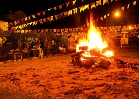 Conheça os riscos que os fogos de artifícios e fogueiras causam à saúde