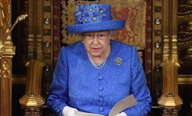 Internautas veem mensagem subliminar em chapéu usado pela rainha Elizabeth II 