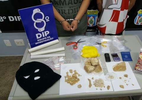 Denúncia leva polícia a jovem e adolescente com drogas na zona Norte de Manaus