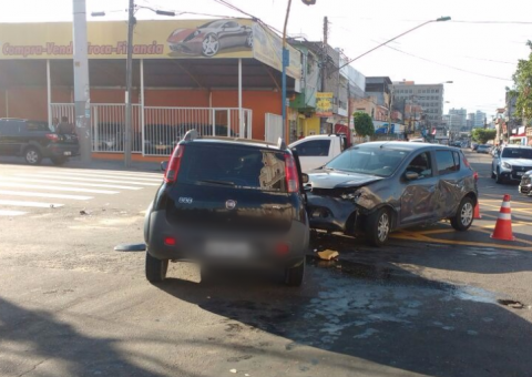 Carros colidem durante perseguição policial em Manaus