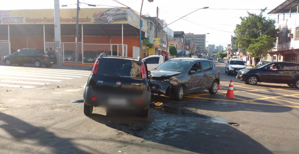 Carros colidem durante perseguição policial em Manaus