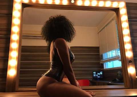  Irmã de Gracyanne Barbosa  sensualiza mostrando corpão em foto