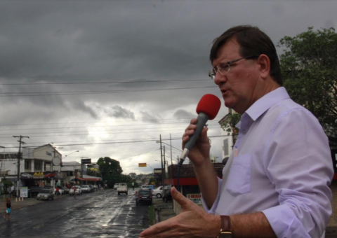José Ricardo realiza minicomício em cima da Kombi na zona Sul de Manaus