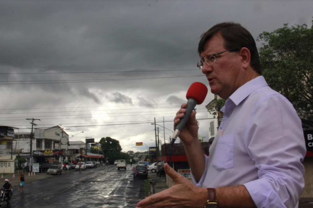 José Ricardo realiza minicomício em cima da Kombi na zona Sul de Manaus