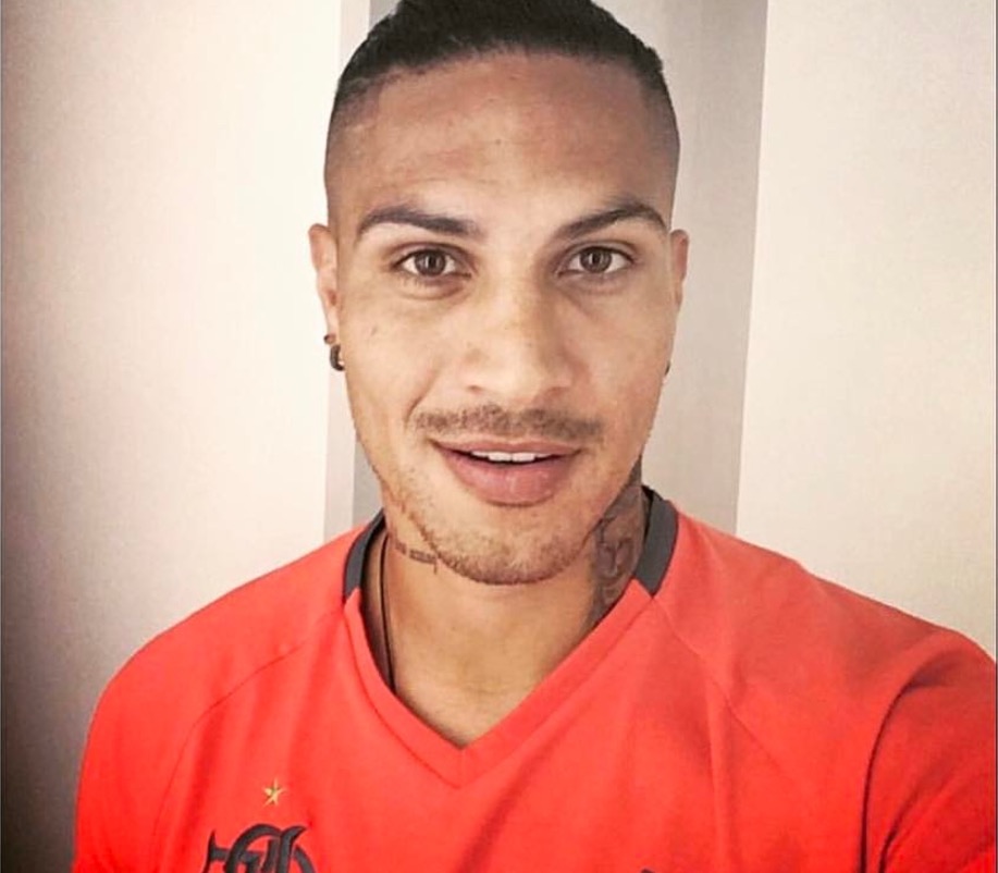 Veja quem é a brasileira que encantou Paolo Guerrero, atacante do Flamengo