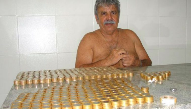 Homem para de fumar e guarda dinheiro do cigarro para viajar