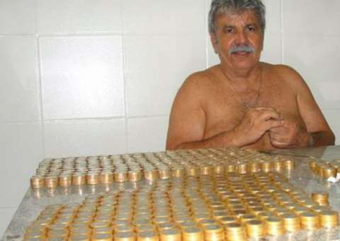 Homem para de fumar e guarda dinheiro do cigarro para viajar