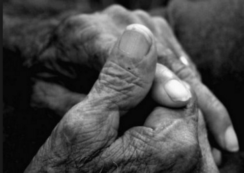 Mulher de 66 anos denuncia próprio filho por tentar estuprá-la