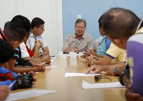 Arthur recebe comissão formada por taxistas e mototaxistas e garante fiscalização em Manaus   